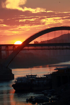 桥与日落