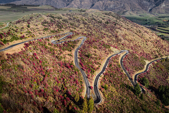 红叶围绕的盘山公路