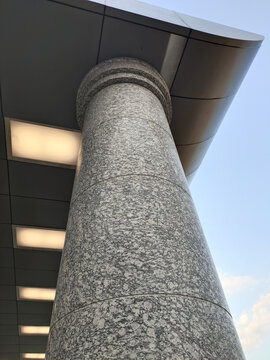 灰色大理石柱子
