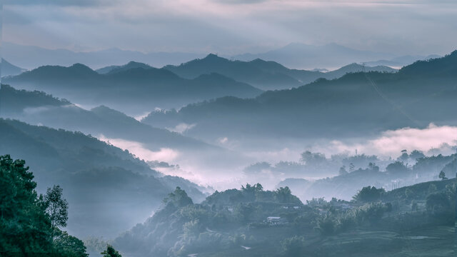 山水雾景