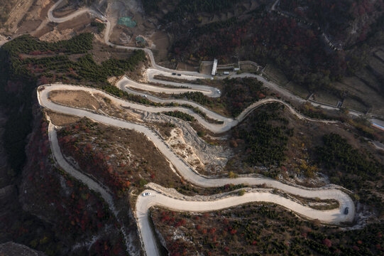 弯弯转转的盘山公路