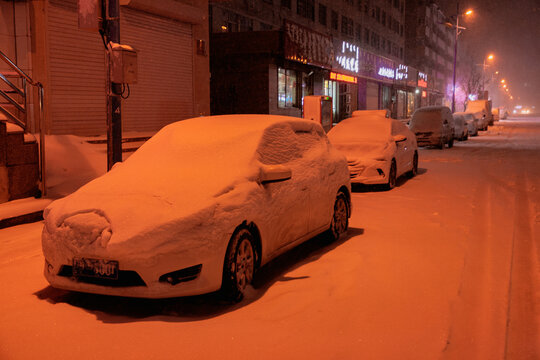 雪夜街景汽车