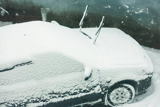 雪后汽车覆盖积雪