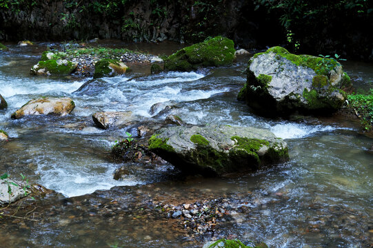 溪流石头