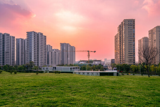 城市建筑与公园绿草地