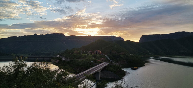 夕阳下山峰