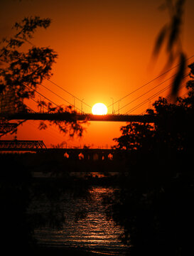 日落长江边