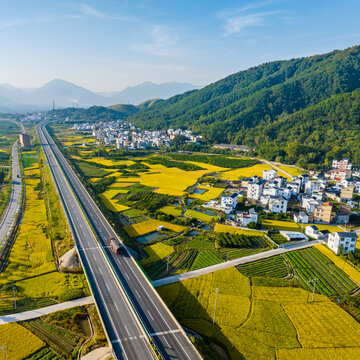 高速公路沿线村庄风景美如画