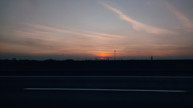 高速上的夕阳