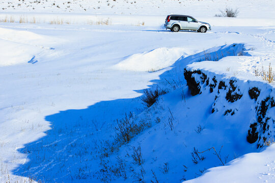 冬季雪地越野车