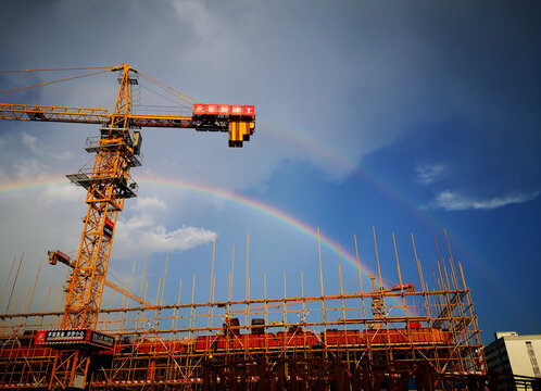 建筑工地上的彩虹