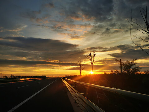 公路夕阳