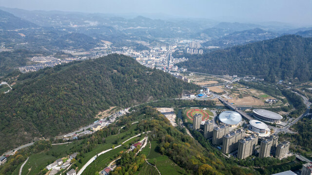 大山中的五峰县城