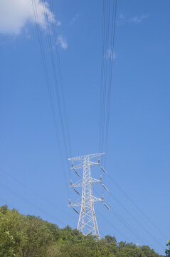 高山顶的高压电铁塔和电线