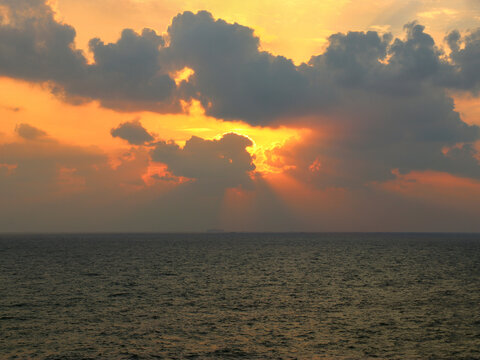 海边最美夕阳丁达尔效应