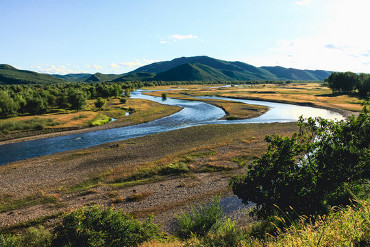 秋天田野河流