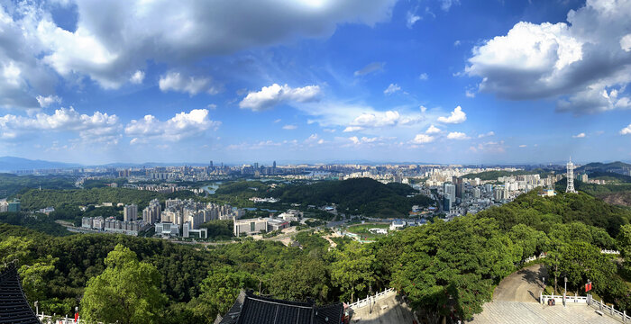 碧水蓝天绿树家居城市高清全景