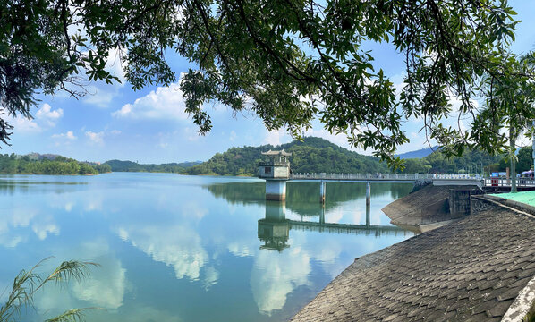 碧绿的湖水高清全景