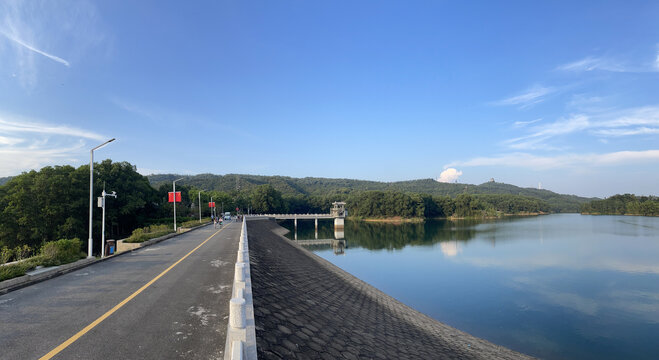 静谧的湖水全景商用大图