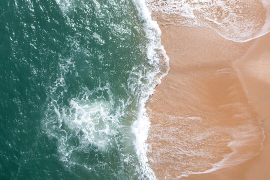 航拍海浪沙滩