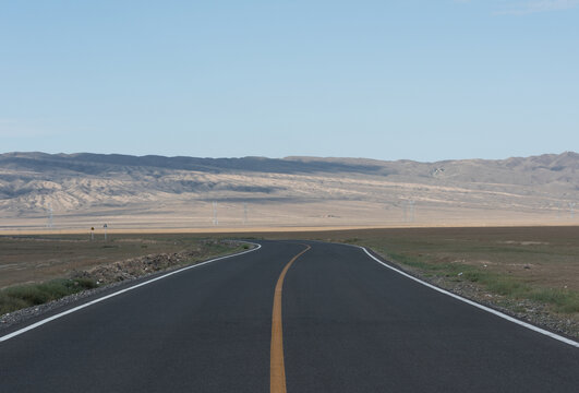 戈壁上的道路