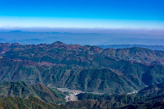 崇山峻岭