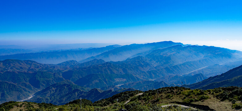 崇山峻岭