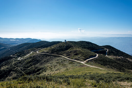 崇山峻岭