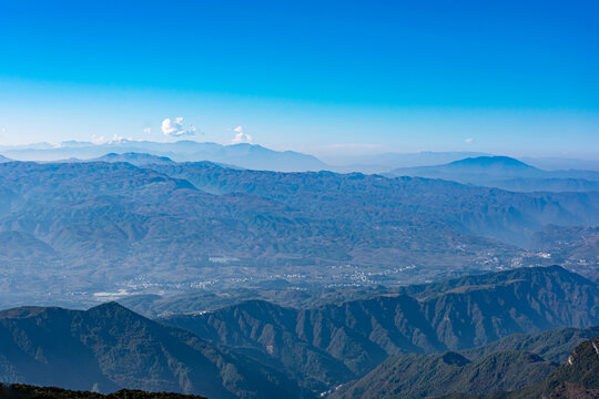 崇山峻岭