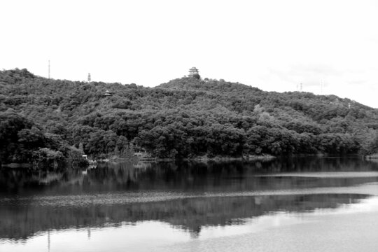 湖光山色黑白照
