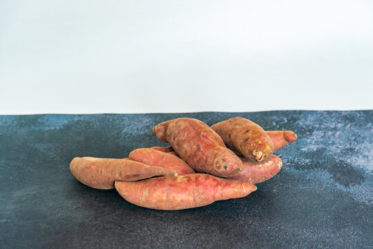 桌面上堆放的新鲜红薯