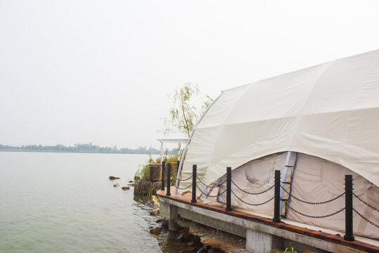 湖边帐篷