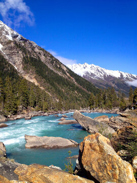 西藏雪山下的河流