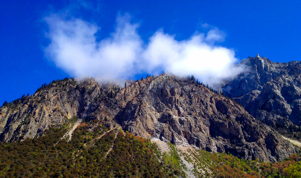 蓝天下的大山