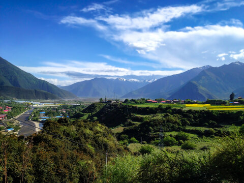 西藏美丽的山区风光
