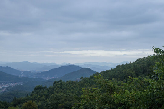 空蒙山峦风光