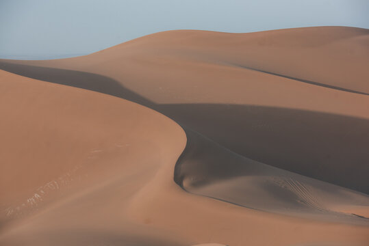 沙漠日落曲线风光