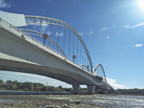 阳光明媚水面河流大桥