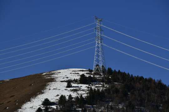 雪山高压电塔
