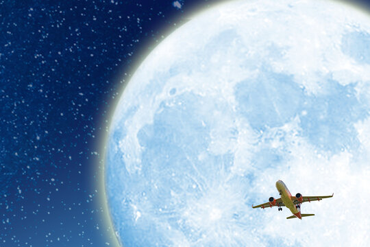 月亮下的飞机