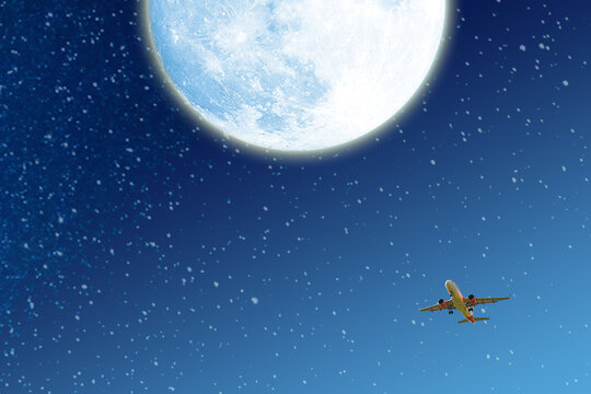 月亮边的飞机