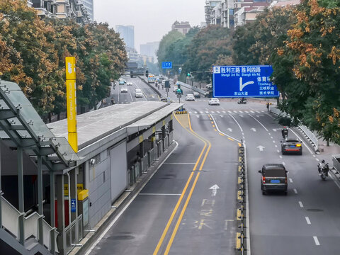 城市快速公交车站