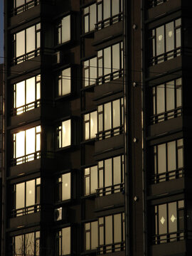 高楼住宅玻璃窗夕照