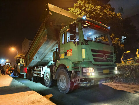 夜间修路工地