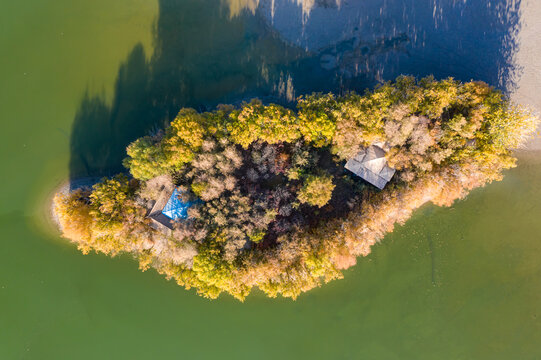 俯视深秋酒泉海马泉湖心岛