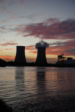 夕阳下的发电厂