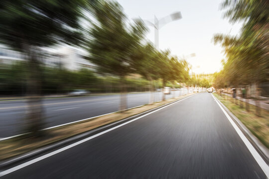 城市郊区干净的沥青道路