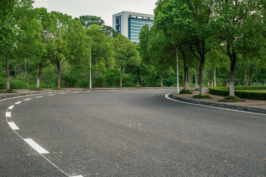 城市郊区干净的沥青道路