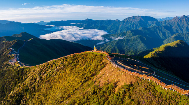 航拍达瓦更扎山脉山川日出云海