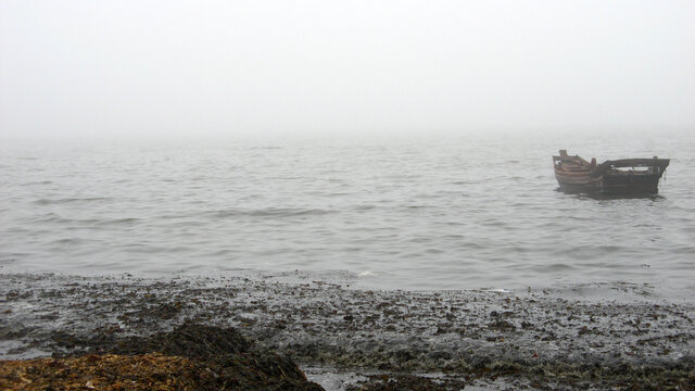 大海浓雾木船破败迷茫萧索